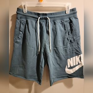 Mens Nike sportswear club fleece shorts size medium, light blue color